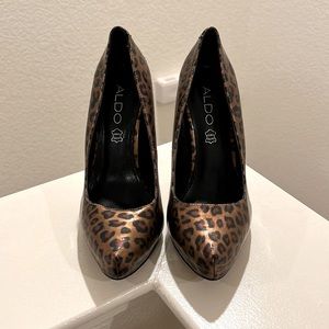 Woman’s leopard 🐆 heel